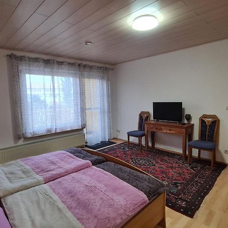 Gemuetliche 120 Qm Ferienwohnung Mit Balkon Adelsdorf Exterior photo